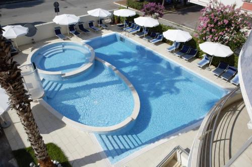 Vista sulla piscina di Mare Blu Residence o su una piscina nei dintorni