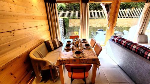 une salle à manger avec une table et des chaises dans une cabine dans l'établissement Résidence Hermitage Ii - Appartement récent, proche centre et pistes MAE-1071, aux Gets