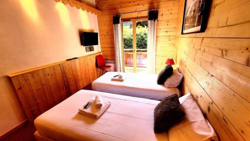 - une chambre avec 2 lits et une fenêtre dans une cabine dans l'établissement Résidence Hermitage Ii - Appartement récent, proche centre et pistes MAE-1071, aux Gets