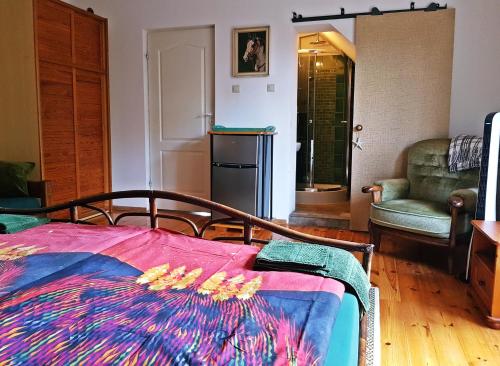 a room with a bed and a living room at Dom Gościnny Hansel & Gretel in Kallinowen