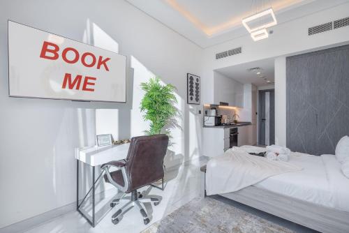 a bedroom with a bed and a desk and a chair at Free housekeeping visits during your stay - StayShort - Delightful Studio in Park Views that Sleeps 2 in Dubai