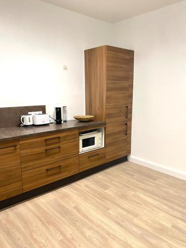 une cuisine avec un comptoir avec un micro-ondes dessus dans l'établissement Mauguio Arty Cosy Wifi Netflix AC, à Mauguio