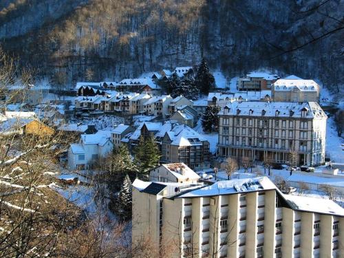 a town covered in snow with a building at Résidence Ramond - Appartement avec WIFI au centre de Barèges MAE-8314 in Barèges