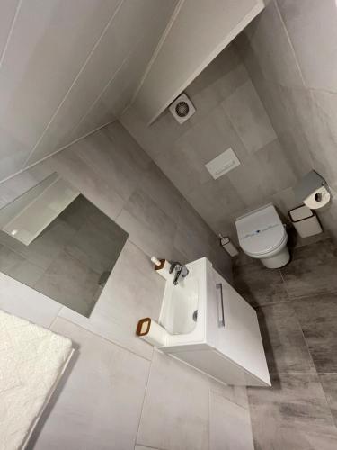 une salle de bain blanche avec des toilettes et un lavabo dans l'établissement Studio tout neuf à Canet plage, à Canet