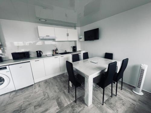 une cuisine avec une table et des chaises dans une pièce dans l'établissement Studio tout neuf à Canet plage, à Canet