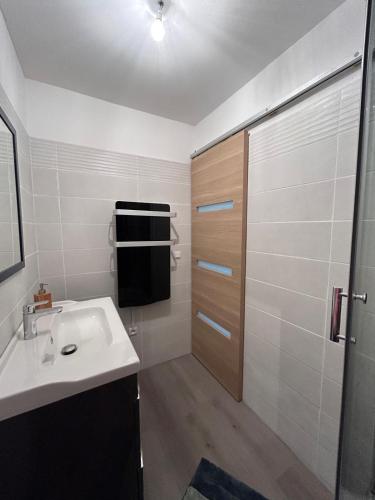 une salle de bain avec un lavabo et une douche dans l'établissement Oasis Getaway, à Peillac