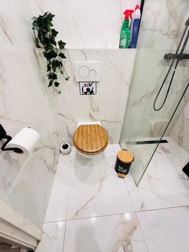 Ένα μπάνιο στο A cozy double room next to zuidplein metro station and Ahoy Arena