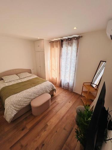 une chambre avec un lit et une télévision dans l'établissement Pinelodge Azure, à Roquebrune-sur Argens