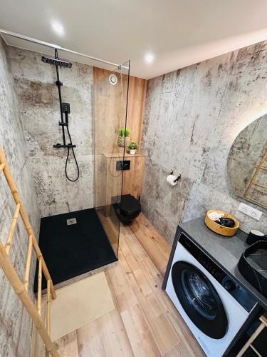 une salle de bain avec douche et lavabo dans l'établissement Pinelodge Azure, à Roquebrune-sur Argens