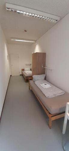 Katil atau katil-katil dalam bilik di 2-Rent Group Hostel Rooms&Apartments GKP2