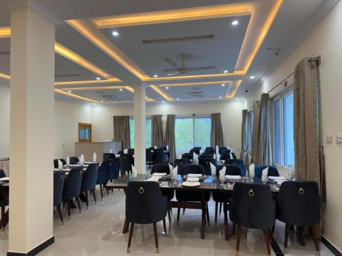 スカルドゥにあるRelax Inn Skarduの長いテーブルと椅子のある会議室