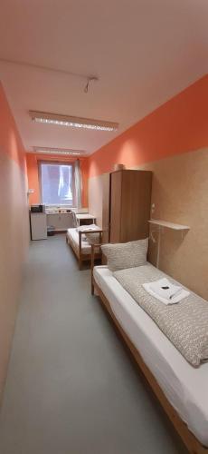 Katil atau katil-katil dalam bilik di 2-Rent Group Hostel Rooms&Apartments GKP2
