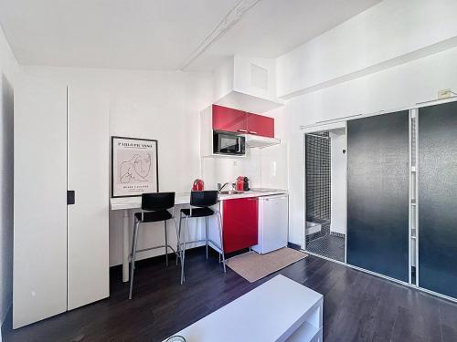 une cuisine avec une table et des chaises dans une pièce dans l'établissement Le Studio Méditérranéen, à Montpellier