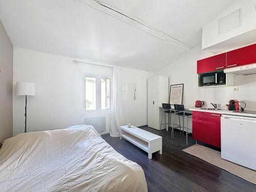 Η κουζίνα ή μικρή κουζίνα στο Le Studio Méditerranéen, charmant, secteur gare