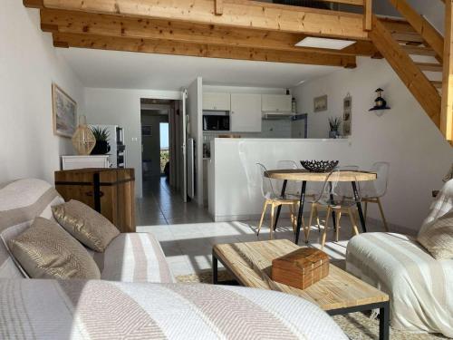 un salon avec un canapé et une table dans l'établissement Langoustine Saint Hilaire de Riez, à Saint-Hilaire-de-Riez