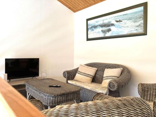 un salon avec un canapé et une télévision dans l'établissement Langoustine Saint Hilaire de Riez, à Saint-Hilaire-de-Riez