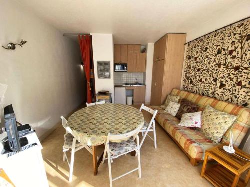 un salon avec une table et un canapé dans l'établissement Résidence Ayre - Studio exposé Sud, proche du centre de Barèges MAE-0853, à Barèges