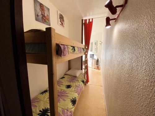 une chambre avec deux lits superposés dans une pièce dans l'établissement Résidence Ayre - Studio exposé Sud, proche du centre de Barèges MAE-0853, à Barèges