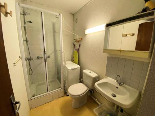 une salle de bain avec une douche, des toilettes et un lavabo dans l'établissement Résidence Ayre - Studio exposé Sud, proche du centre de Barèges MAE-0853, à Barèges