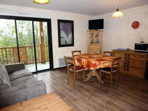 un salon avec une table et un canapé dans l'établissement Résidence Pre De Camille - Appartement spacieux de 6 couchages avec garage, proche du centre Barèges MAE-0873, à Barèges
