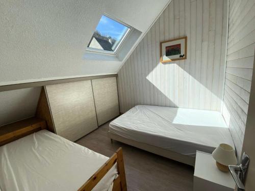 une petite chambre avec deux lits et une fenêtre dans l'établissement Résidence Oncet - Appartement 5 couchages dans le centre de Barèges MAE-0883, à Barèges