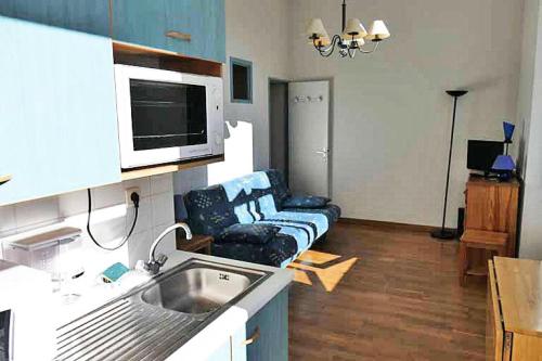 un salon avec un canapé et une cuisine dans l'établissement Résidence Helios - Studio cabine avec garage vue sur la montagne MAE-0893, à Barèges