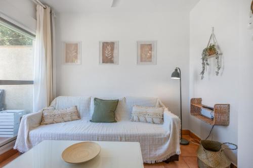 a living room with a couch and a table at Apartamento con piscina Chiclana in Chiclana de la Frontera