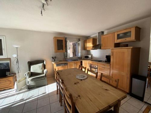 - une cuisine avec une table en bois dans une chambre dans l'établissement Résidence Bergerie Du Bastan - Maison indépendante 6 couchages dans lotissement calme MAE-0903, à Barèges