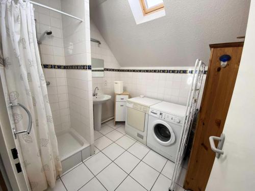 une salle de bain avec une machine à laver et un lavabo dans l'établissement Résidence Bergerie Du Bastan - Maison indépendante 6 couchages dans lotissement calme MAE-0903, à Barèges