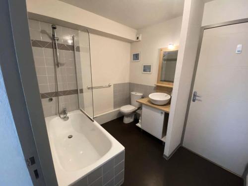 une salle de bain avec une baignoire, des toilettes et un lavabo dans l'établissement Résidence Bois De Marie - Appartement 8 couchages exposé SUD avec WIFI MAE-0913, à Barèges