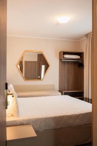 Ένα ή περισσότερα κρεβάτια σε δωμάτιο στο Hotel Marco Polo