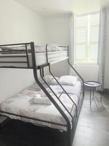- une chambre avec 2 lits superposés et une chaise dans l'établissement Faculte Hotel, à Marseille