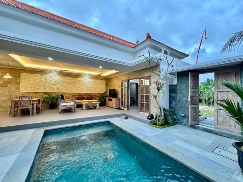 una villa con piscina frente a una casa en Villa Tenang, en Ubud