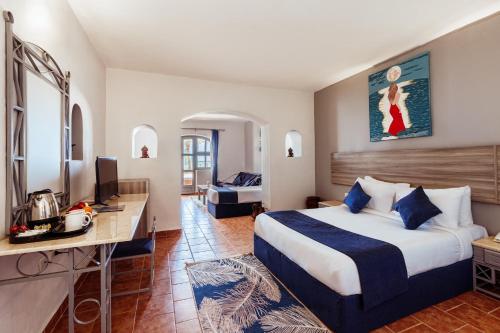 Postel nebo postele na pokoji v ubytování Protels Crystal Beach Resort