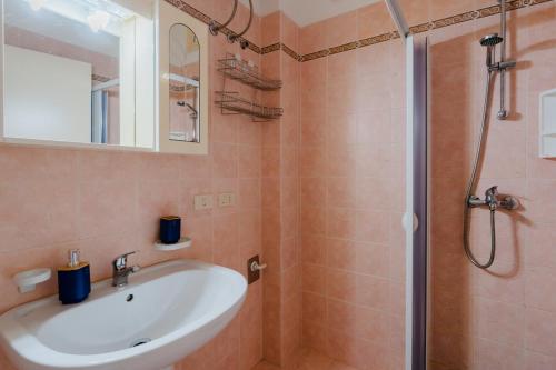 un baño con lavabo y ducha en Casa Rossella a Otranto, en Otranto