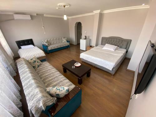 Postel nebo postele na pokoji v ubytování EylülSuites