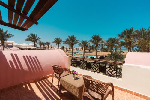 Un balcón o terraza de Protels Crystal Beach Resort
