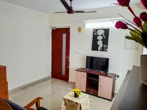 Μια τηλεόραση ή/και κέντρο ψυχαγωγίας στο Fully furnished Apartment in Kochi