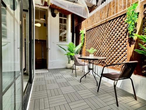 Μπαλκόνι ή βεράντα στο Duplex Garden Villa with Private Courtyard Jing'an Villa Near Metro Downtown Shanghai