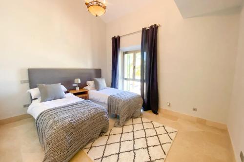 Ένα ή περισσότερα κρεβάτια σε δωμάτιο στο Ribera del Dragoncillo Sotogrande Marina