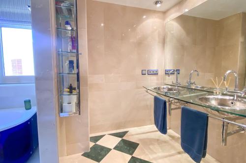 Ένα μπάνιο στο Ribera del Dragoncillo Sotogrande Marina