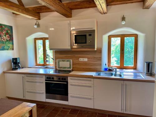 Kuchyň nebo kuchyňský kout v ubytování Ferienhaus Kellerstöckl Dorrer Riegersburg mit Schwimmteich