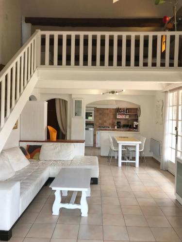 un salon avec un canapé et une table dans l'établissement 89 Le Grand Pin, à Sainte-Maxime