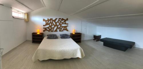 une chambre avec un grand lit et un canapé dans l'établissement 89 Le Grand Pin, à Sainte-Maxime