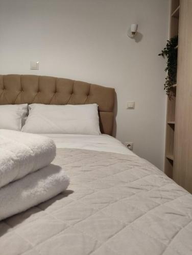 Ένα ή περισσότερα κρεβάτια σε δωμάτιο στο Athenian Stay Chara's Apartment