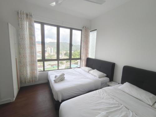 two beds in a room with a large window at Palas Horizon Kea Farm 2-9 pax 180 View Cameron in Brinchang