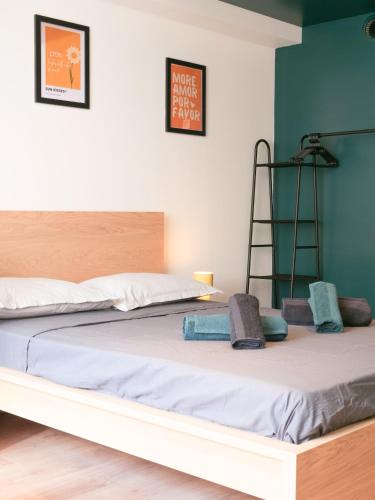 - un grand lit dans une chambre avec une échelle dans l'établissement Le Jungle, à Villeurbanne