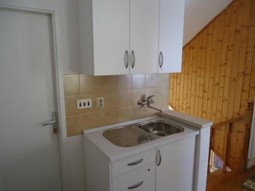 Kuchyňa alebo kuchynka v ubytovaní Peric Rooms Dubrovnik