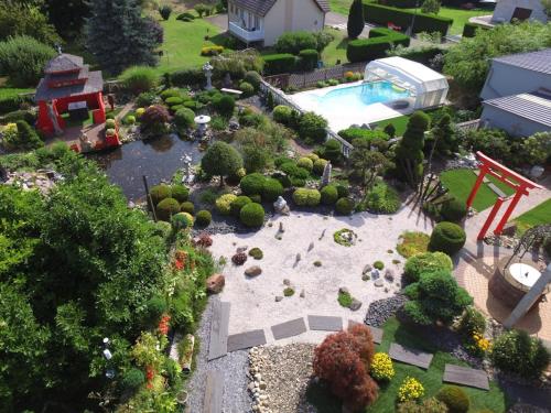 Cottage with large pool Au Jardin Du Levant