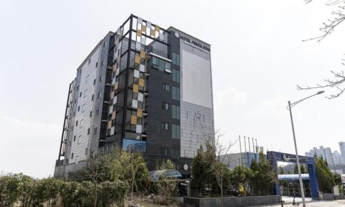 a tall building with a lot of windows at Gimpo Pentastar Hotel in Gimpo